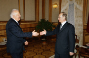 34:UKRAINE JANUARY 28 President Vladimir Putin (R) greets his Georgian counterpart Eduard Shevardnadze (L) prior to their bilateral meeting in Kiev on Tuesday (Photo   Alexei Panov)   42  28      (  )          ()    ()