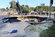 Eine riesige Doline nach Platzen einer Wasserleitung 