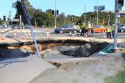 Eine riesige Doline nach Platzen einer Wasserleitung 