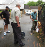 Rettung in höchster Not - Der Wildlife Rescue Service muss einen in einem Zaun feststeckenden Igel freischneiden