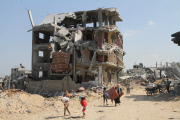 Gaza residents return to their district in ruins