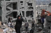 Gaza residents return to their district in ruins