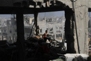 Gaza residents return to their district in ruins