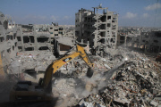 Gaza residents return to their district in ruins