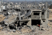 Gaza residents return to their district in ruins