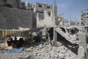 Gaza residents return to their district in ruins