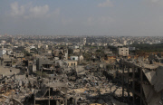 Gaza residents return to their district in ruins