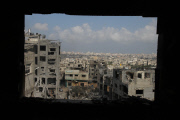 Gaza residents return to their district in ruins