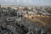 Gaza residents return to their district in ruins