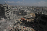 Gaza residents return to their district in ruins