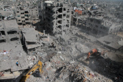 Gaza residents return to their district in ruins