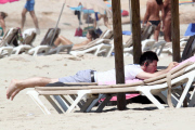 EXC - NOEL GALLAGHER AND WIFE SARA MACDONALD AT THE BEACH IN SPAIN