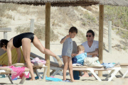 EXC - NOEL GALLAGHER AND WIFE SARA MACDONALD AT THE BEACH IN SPAIN