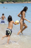 Flavio Briatore joue ¿ la plage avec Elisabetta Gregoraci et leurs fils Falco Nathan. Lafata. 