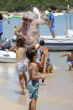 Flavio Briatore joue ¿ la plage avec Elisabetta Gregoraci et leurs fils Falco Nathan. Lafata. 