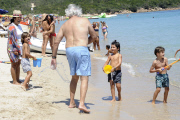 Flavio Briatore joue ¿ la plage avec Elisabetta Gregoraci et leurs fils Falco Nathan. Lafata. 