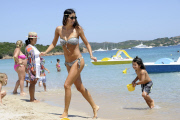 Flavio Briatore joue ¿ la plage avec Elisabetta Gregoraci et leurs fils Falco Nathan. Lafata. 