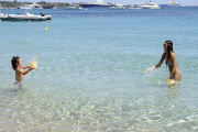 Flavio Briatore joue ¿ la plage avec Elisabetta Gregoraci et leurs fils Falco Nathan. Lafata. 