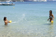 Flavio Briatore joue ¿ la plage avec Elisabetta Gregoraci et leurs fils Falco Nathan. Lafata. 