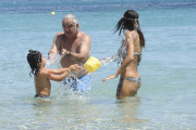 Flavio Briatore joue ¿ la plage avec Elisabetta Gregoraci et leurs fils Falco Nathan. Lafata. 