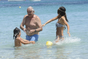 Flavio Briatore joue ¿ la plage avec Elisabetta Gregoraci et leurs fils Falco Nathan. Lafata. 