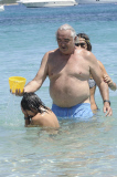 Flavio Briatore joue ¿ la plage avec Elisabetta Gregoraci et leurs fils Falco Nathan. Lafata. 