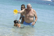 Flavio Briatore joue ¿ la plage avec Elisabetta Gregoraci et leurs fils Falco Nathan. Lafata. 