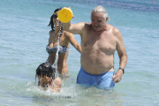Flavio Briatore joue ¿ la plage avec Elisabetta Gregoraci et leurs fils Falco Nathan. Lafata. 