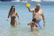 Flavio Briatore joue ¿ la plage avec Elisabetta Gregoraci et leurs fils Falco Nathan. Lafata. 