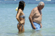 Flavio Briatore joue ¿ la plage avec Elisabetta Gregoraci et leurs fils Falco Nathan. Lafata. 