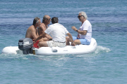 Flavio Briatore joue ¿ la plage avec Elisabetta Gregoraci et leurs fils Falco Nathan. Lafata. 