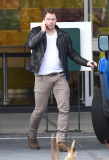 Hunky actor Chris Pratt looks preoccupied while on his cell phone