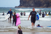 Premierminister David Cameron surft in Cornwall