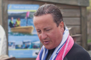 Premierminister David Cameron surft in Cornwall