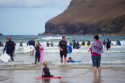 Premierminister David Cameron surft in Cornwall