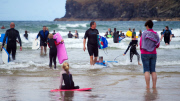 Premierminister David Cameron surft in Cornwall
