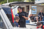 Premierminister David Cameron surft in Cornwall