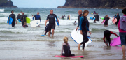 Premierminister David Cameron surft in Cornwall