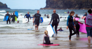 Premierminister David Cameron surft in Cornwall