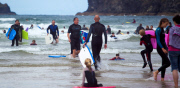 Premierminister David Cameron surft in Cornwall