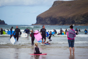 Premierminister David Cameron surft in Cornwall