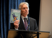 Michael_Douglas prŠsentiert das Buch Handeln fŸr AbrŸstung: Zehn Dinge, die Du machen kannst im UN Hauptquartier in New York