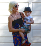 Tori Spelling and Dean McDermott pucker up at Finn Davey's birthday