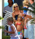 Tori Spelling and Dean McDermott pucker up at Finn Davey's birthday