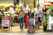 Heidi Klum grocery shops with her family for Labor Day weekend