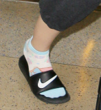 Elle Fanning gives an 'ello at LAX