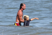 Kingston Rossdale throws a fit after a big wave wipeout