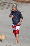 Kingston Rossdale throws a fit after a big wave wipeout
