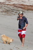 Kingston Rossdale throws a fit after a big wave wipeout