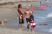 Kingston Rossdale throws a fit after a big wave wipeout